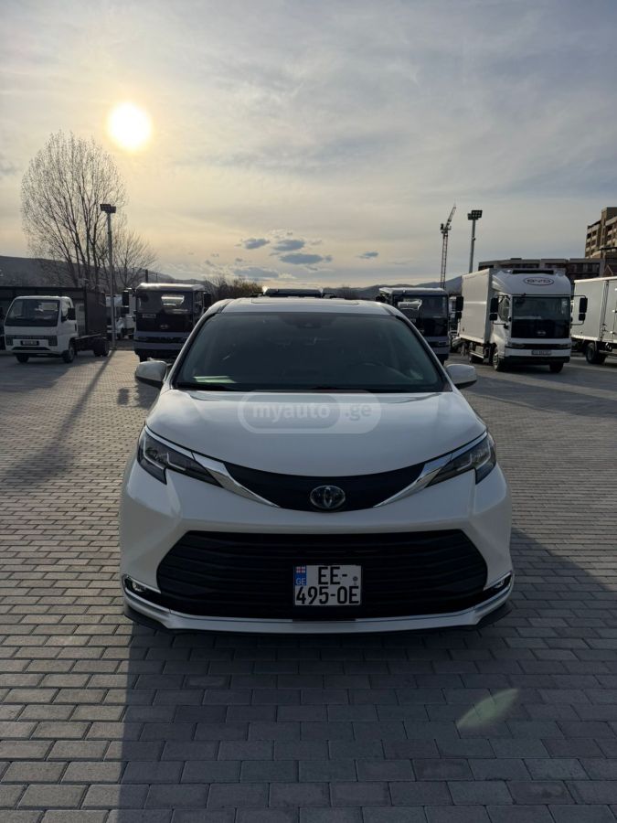 Toyota Sienna 2021 — photo 2