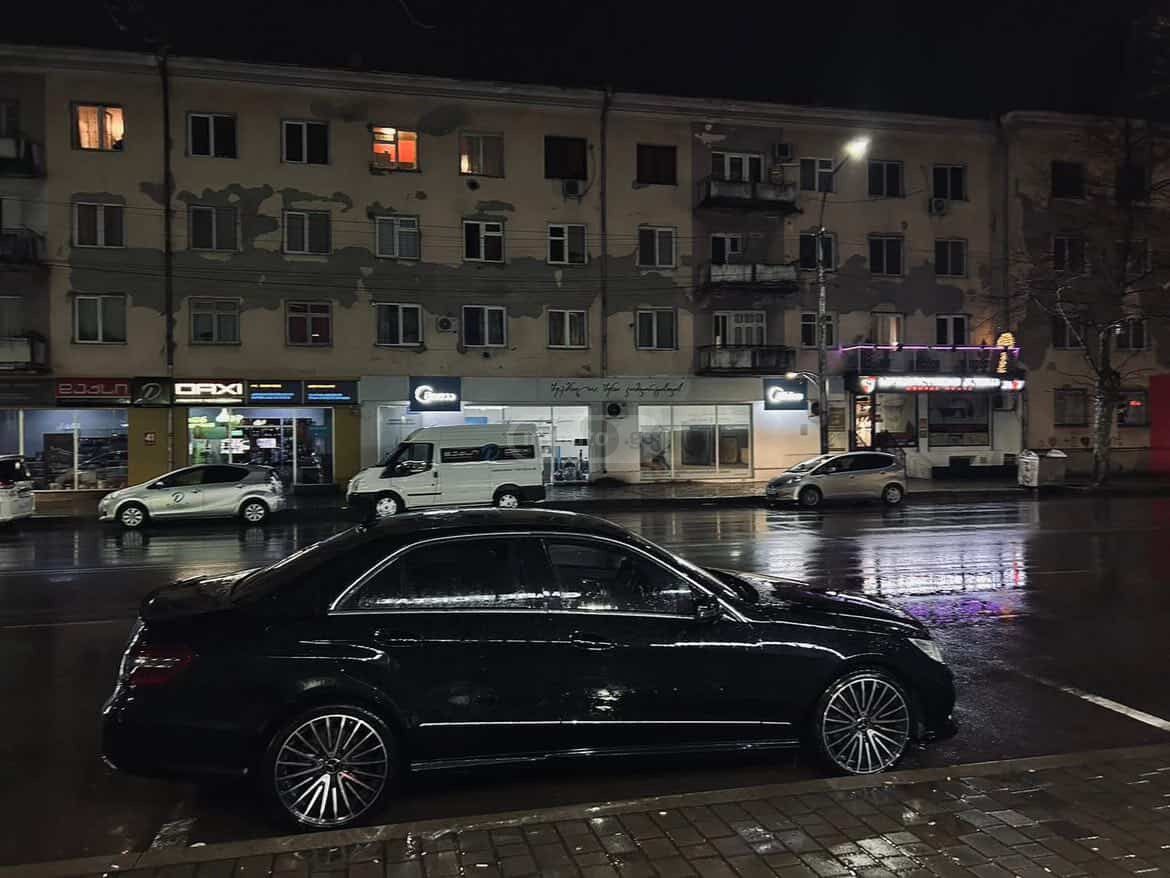 Mercedes-Benz E 350 2010 — photo 2