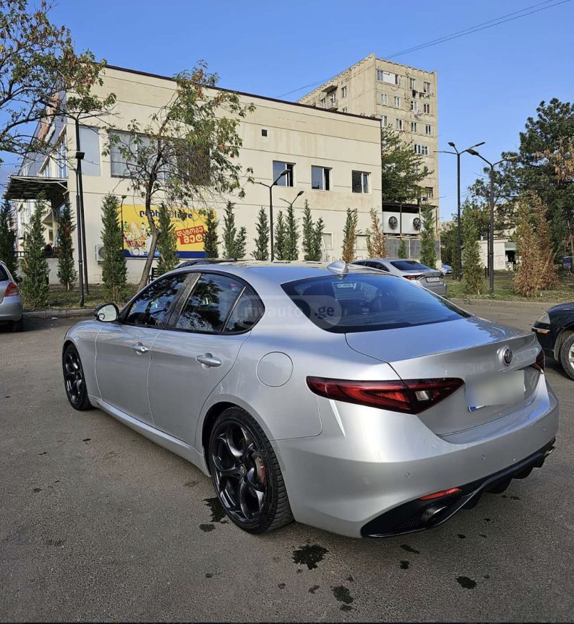 Alfa Romeo Giulia 2017 — photo 2