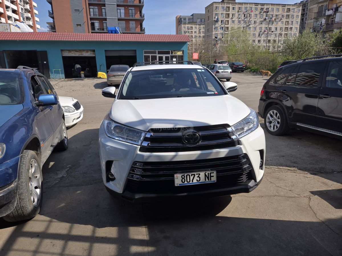 Toyota Highlander 2019 — photo 2