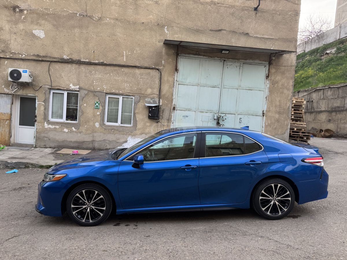Toyota Camry 2020 — photo 2