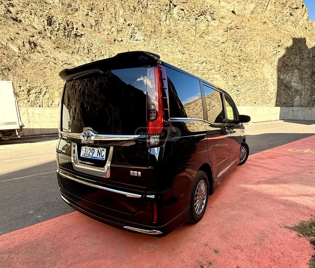 Toyota Voxy 2014 — photo 2