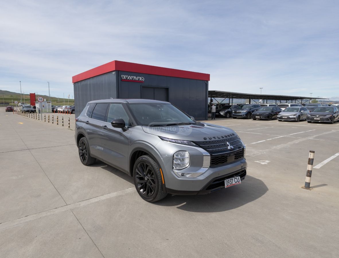 Mitsubishi Outlander 2022 — photo 2