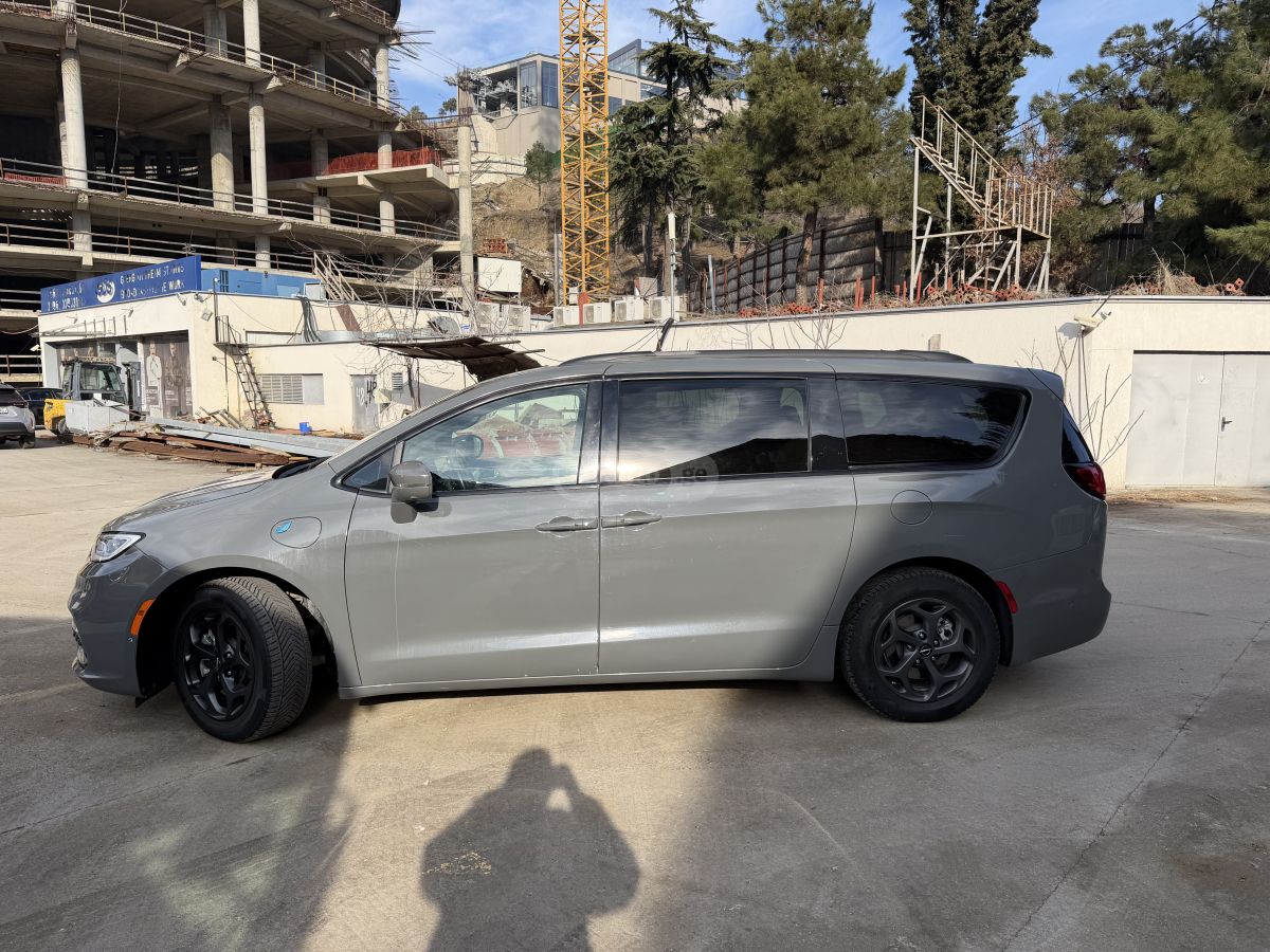 Chrysler Pacifica 2022 — photo 2