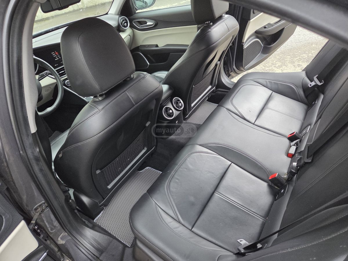 Alfa Romeo Giulia 2019 — photo 2