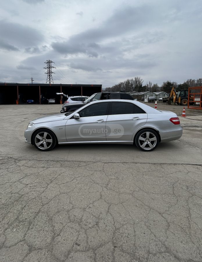 Mercedes-Benz E 250 2009 — photo 2