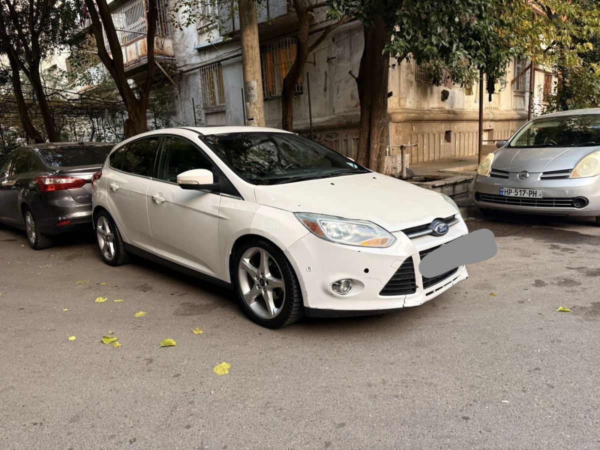Ford Focus 2011 — photo 2