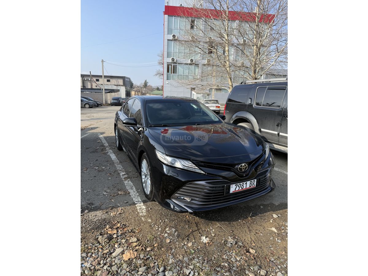 Toyota Camry 2017 — photo 2