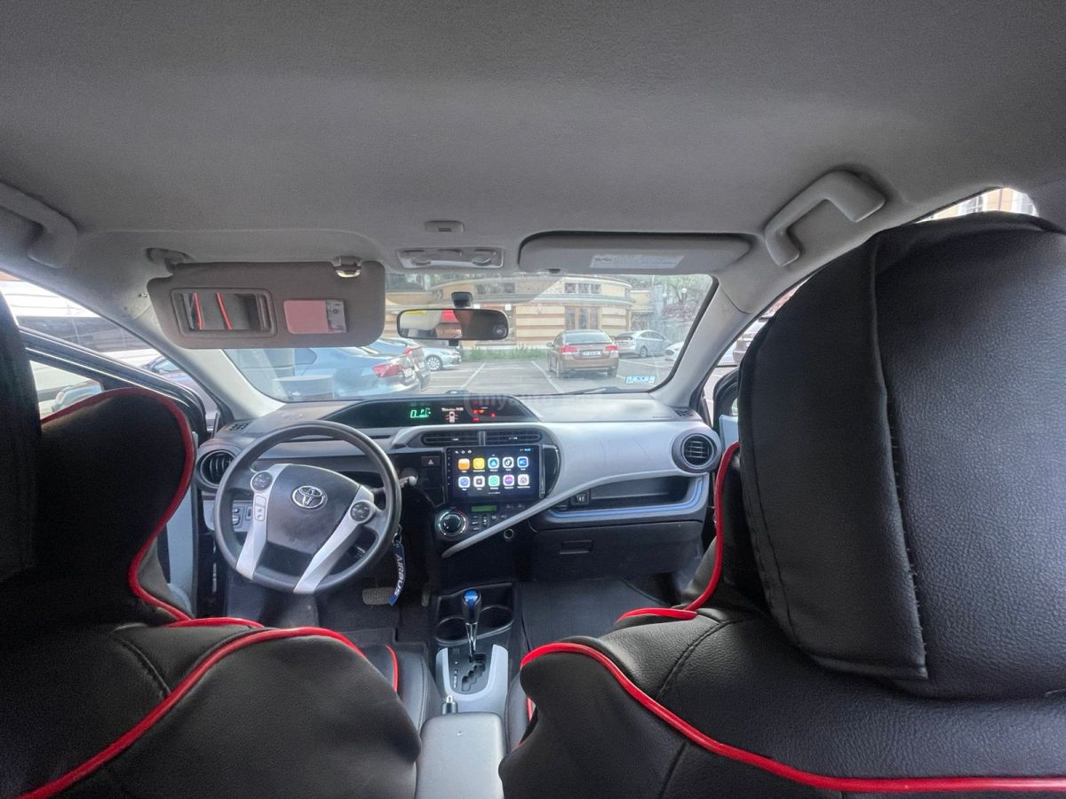 Toyota Prius C 2014 — photo 2