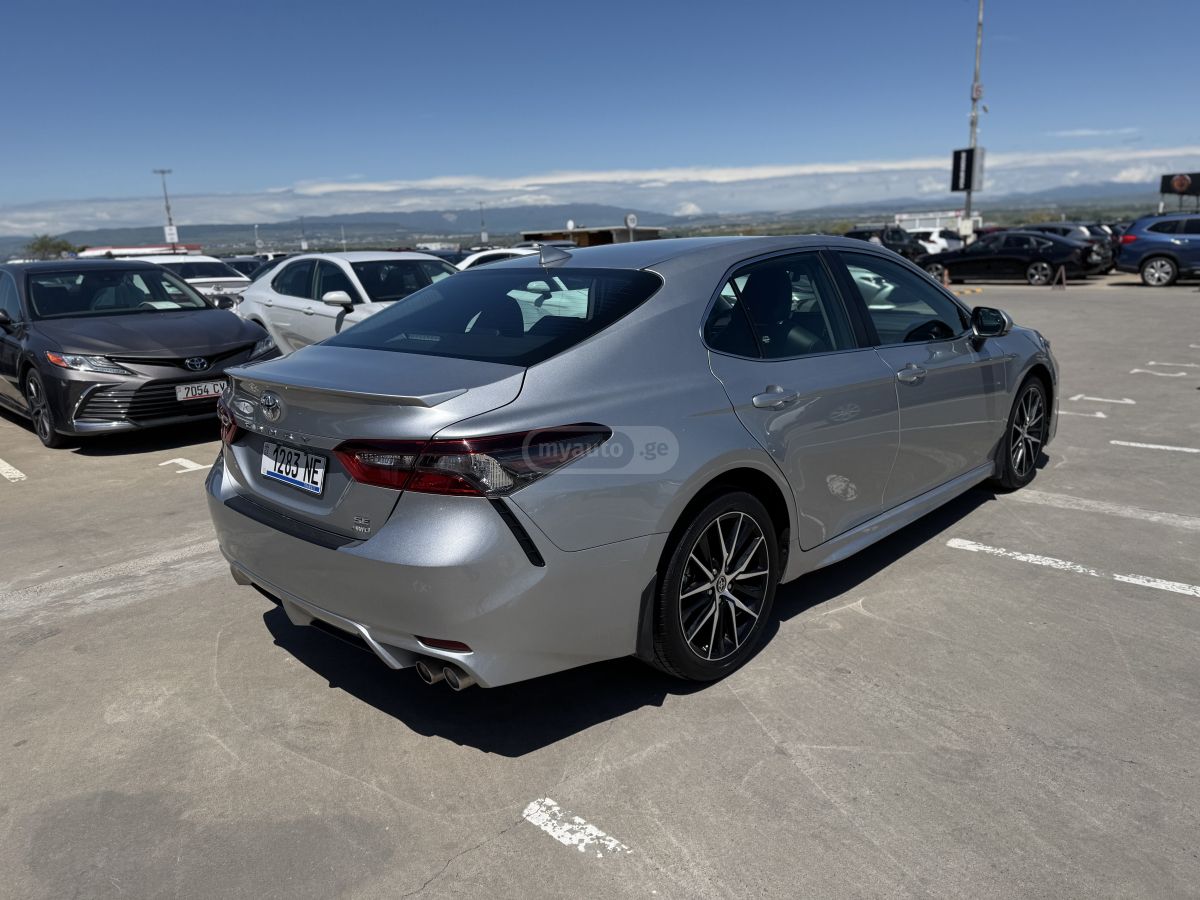 Toyota Camry 2022 — photo 2