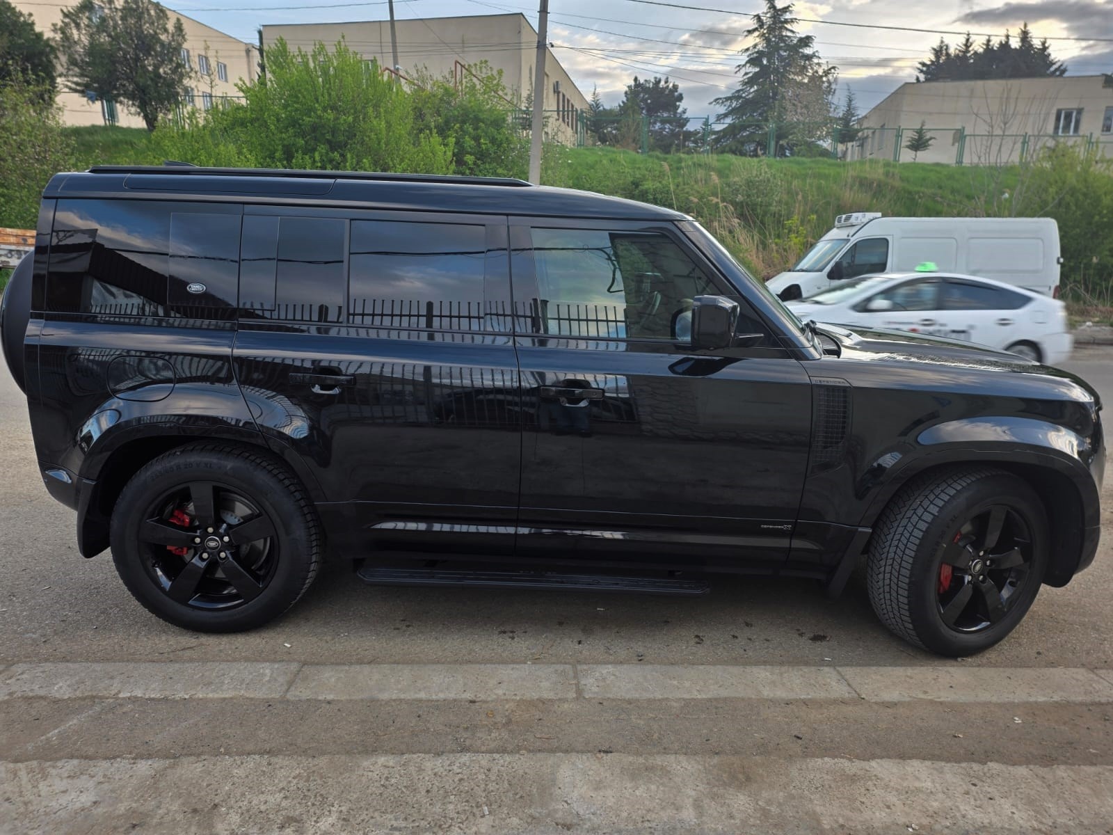Land Rover Defender 110 2022 — photo 2