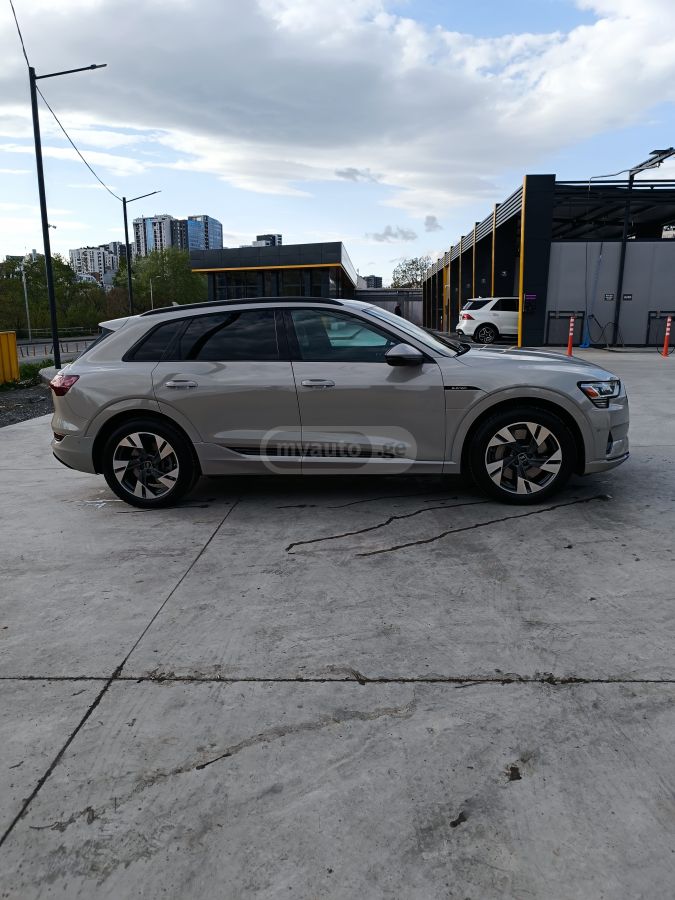 Audi e-tron 2022 — photo 2