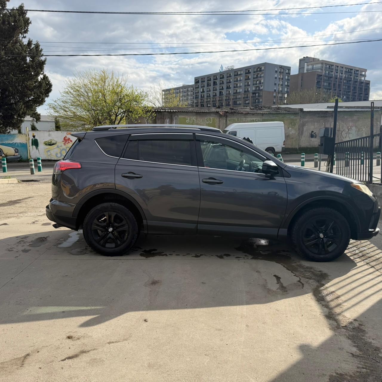 Toyota RAV4 2017 — photo 2