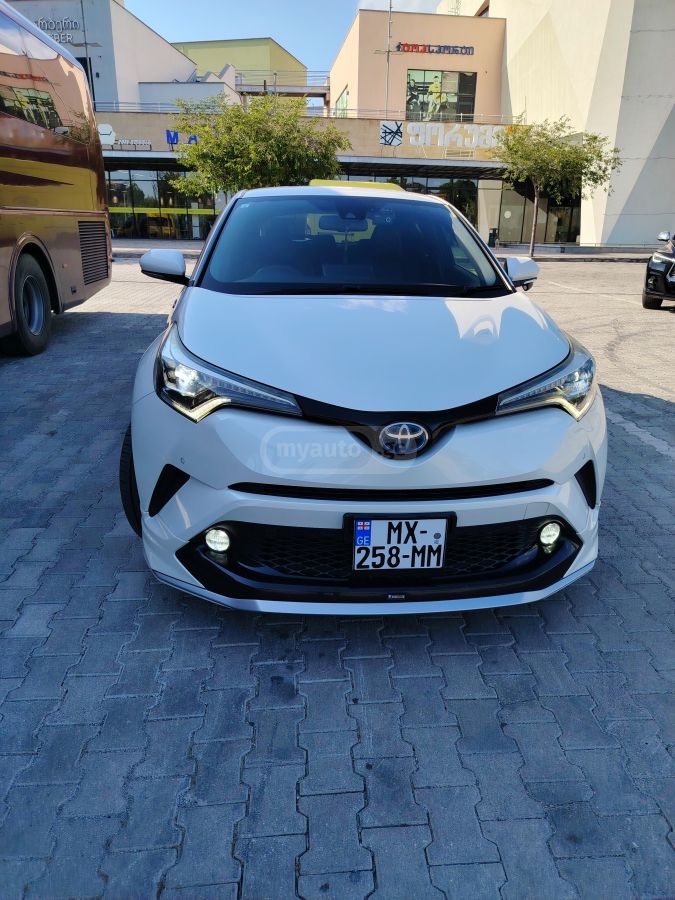 Toyota C-HR 2017 — photo 2