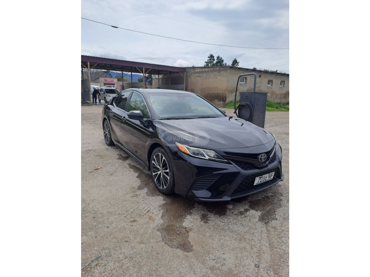 Toyota Camry 2018 — photo 2