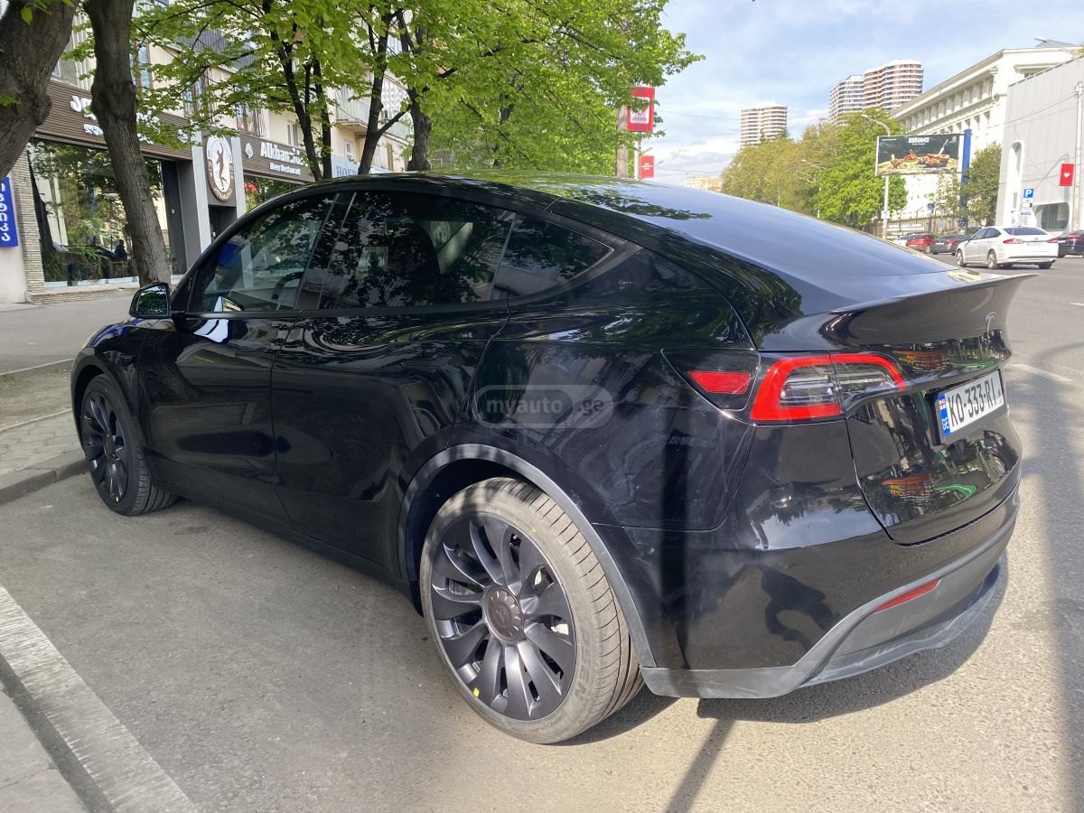 Tesla Model Y 2024 — photo 2