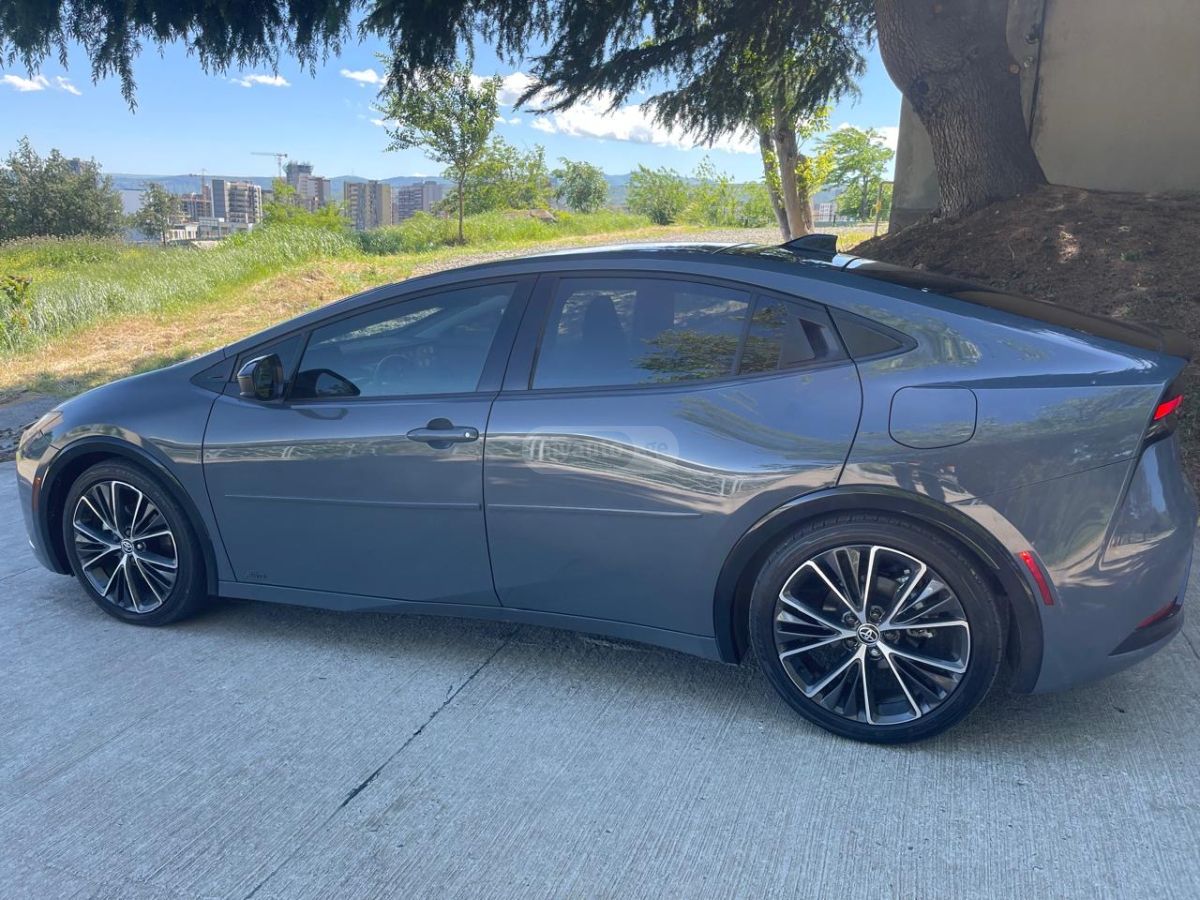 Toyota Prius 2023 — photo 2