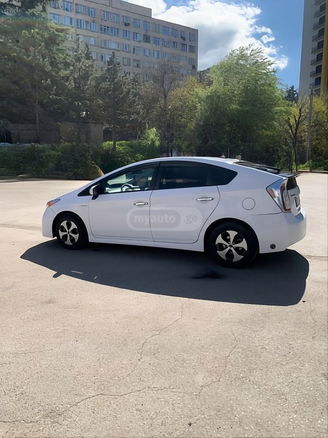 Toyota Prius 2013 — photo 2