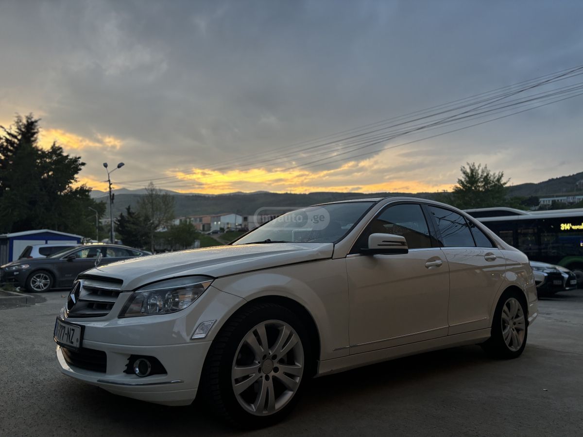 Mercedes-Benz C 300 2010 — photo 2