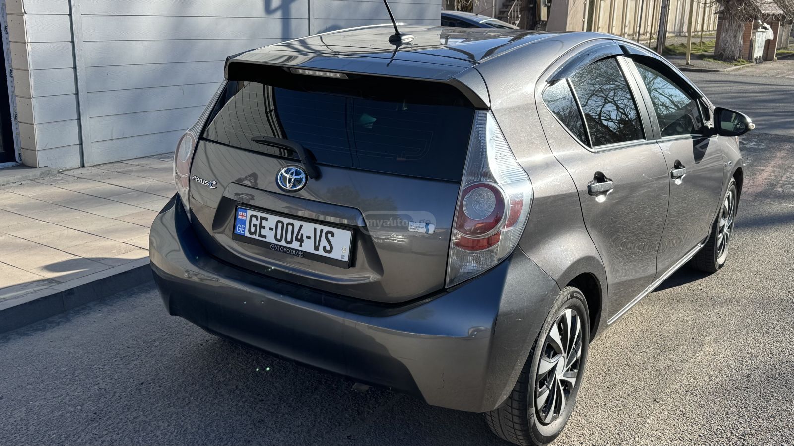 Toyota Prius C 2014 — photo 2