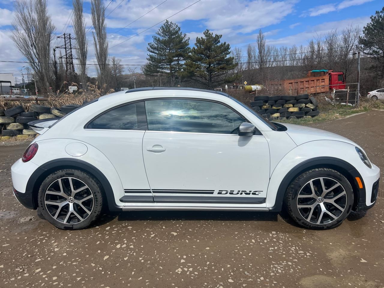 Volkswagen New Beetle 2017 — photo 2