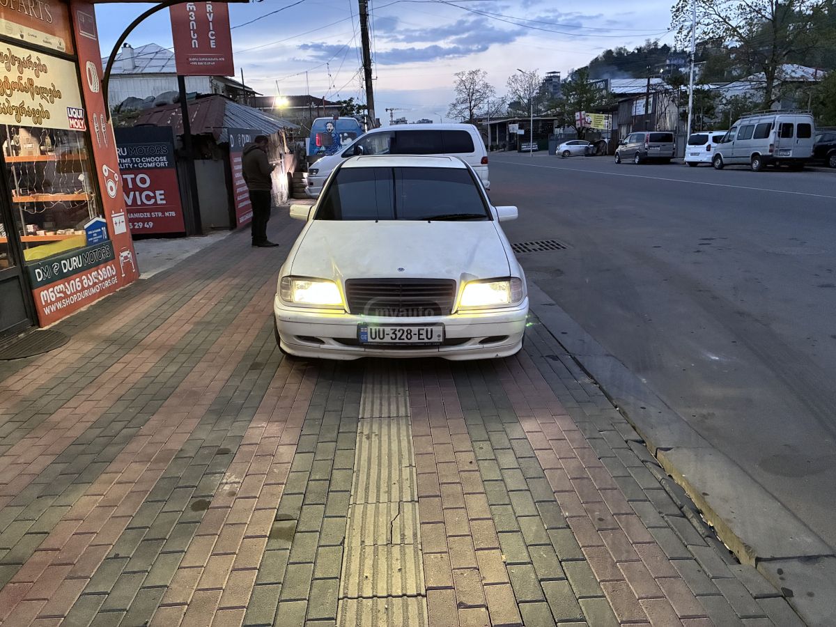Mercedes-Benz C 180