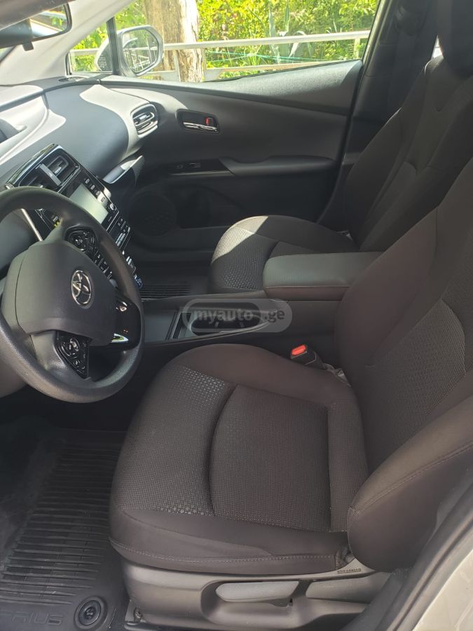 Toyota Prius 2022 — photo 2