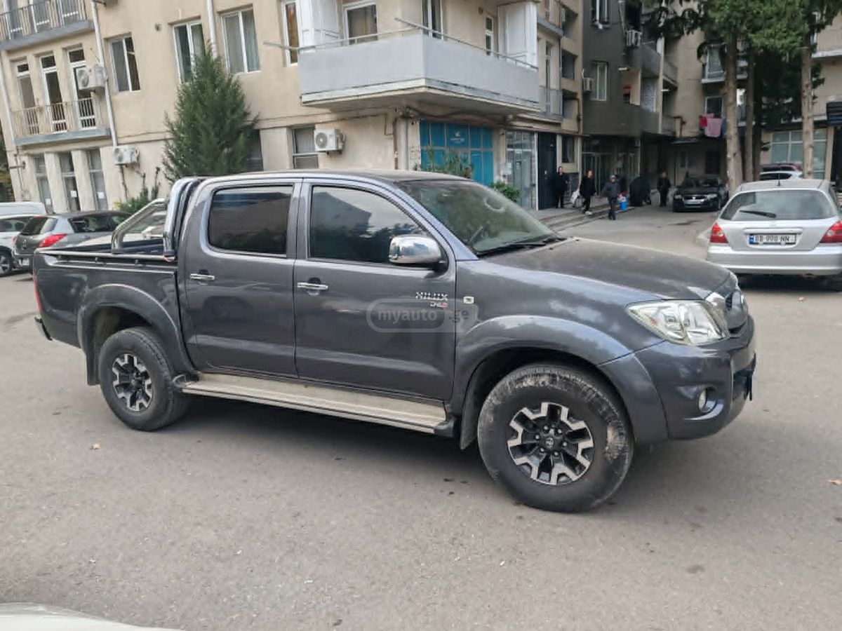 Toyota Hilux 2011 — photo 2