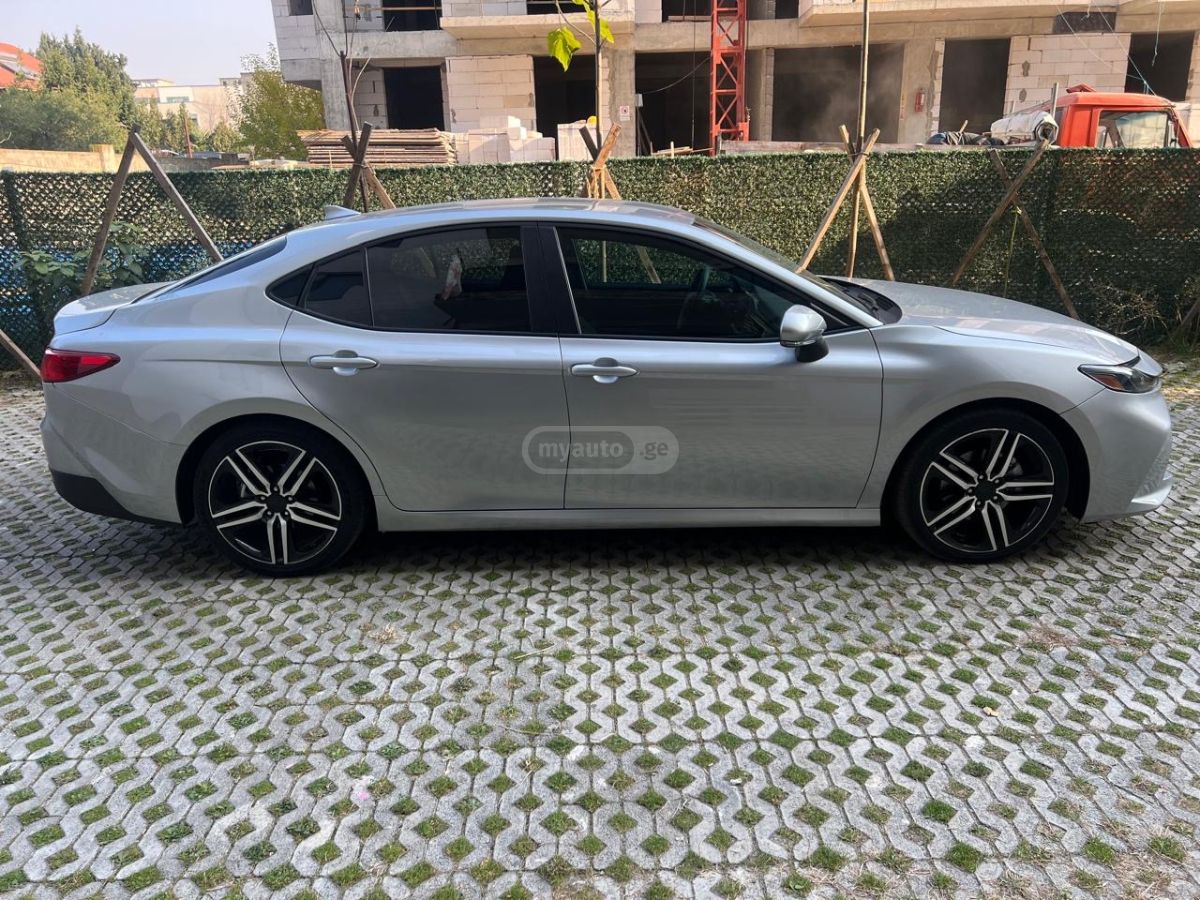 Toyota Camry 2025 — photo 2
