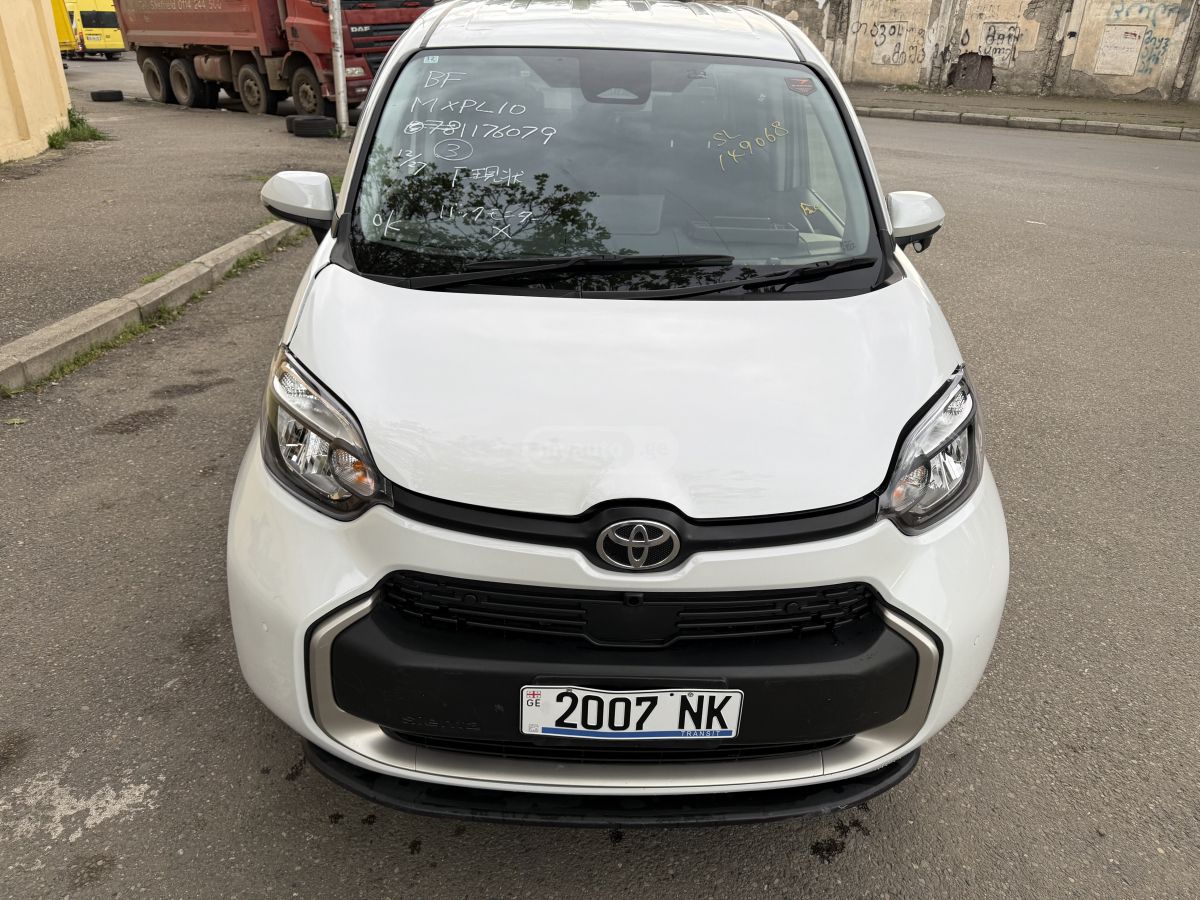 Toyota Sienta 2024 — photo 2