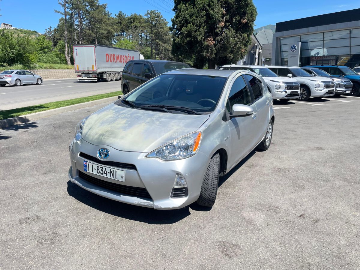 Toyota Prius C 2012 — photo 2