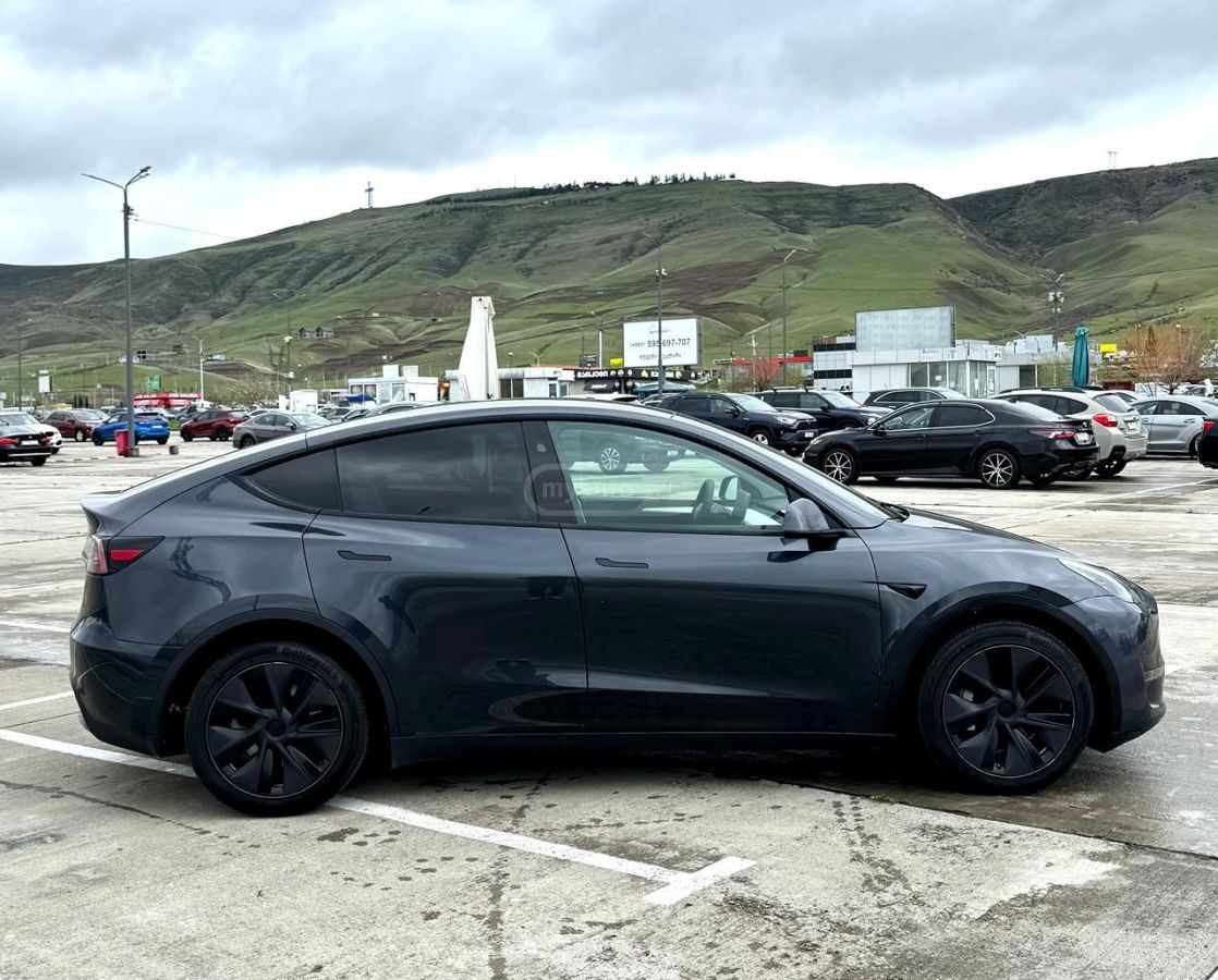 Tesla Model Y 2025 — photo 2