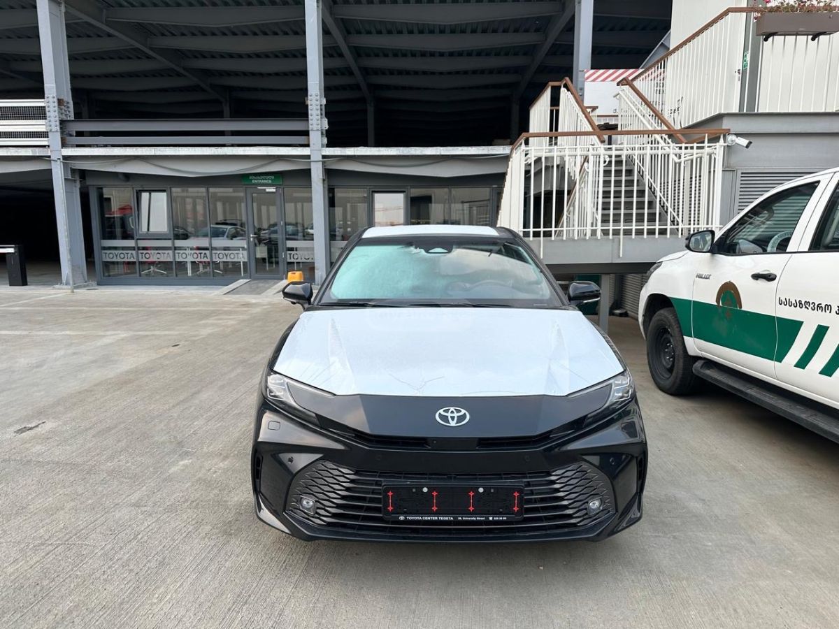 Toyota Camry 2026 — photo 2