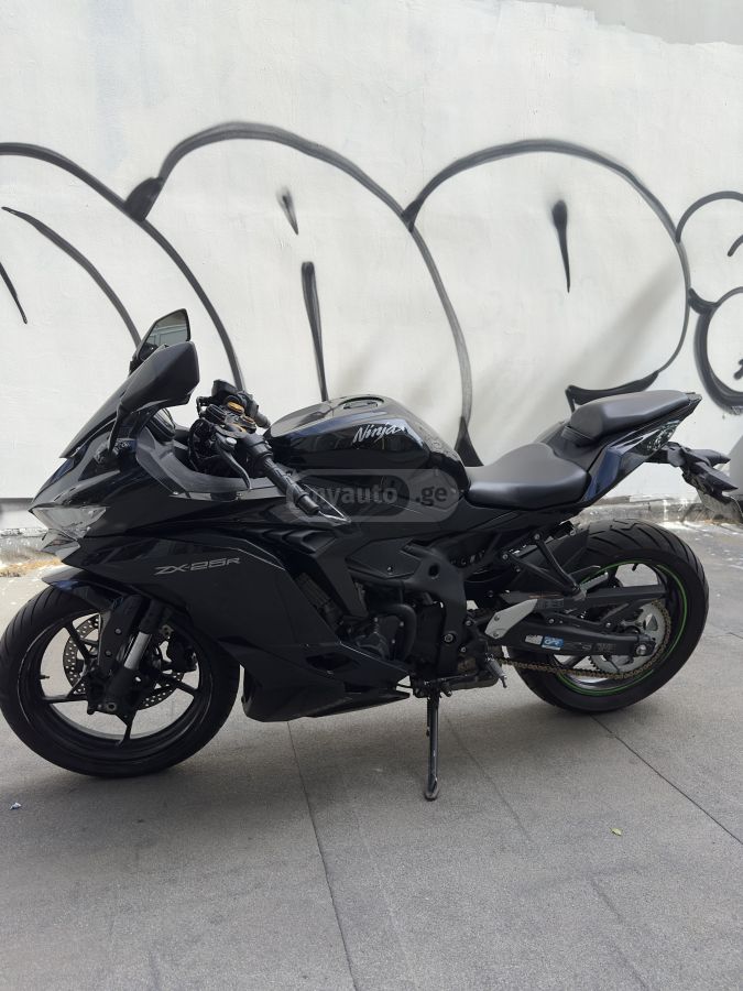 Kawasaki Ninja ZX-25R 2021 — photo 2