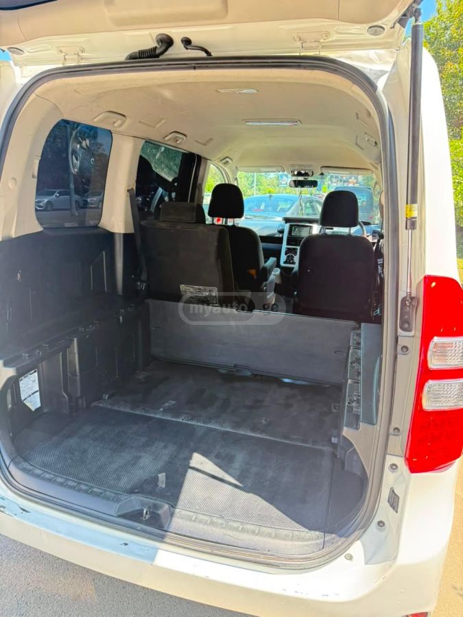 Toyota Noah 2013 — photo 2