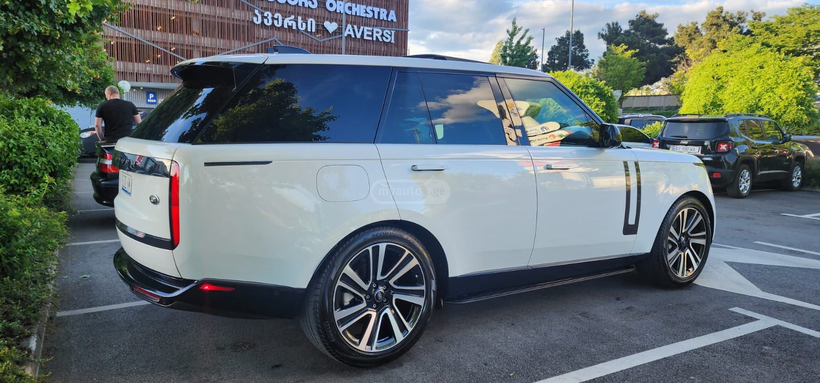 Land Rover Range Rover 2023 — photo 2