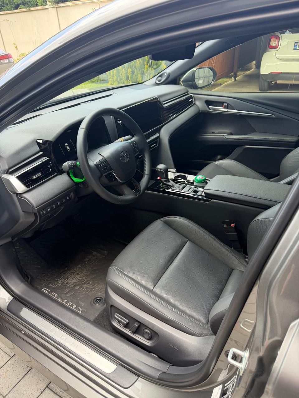 Toyota Camry 2025 — photo 2