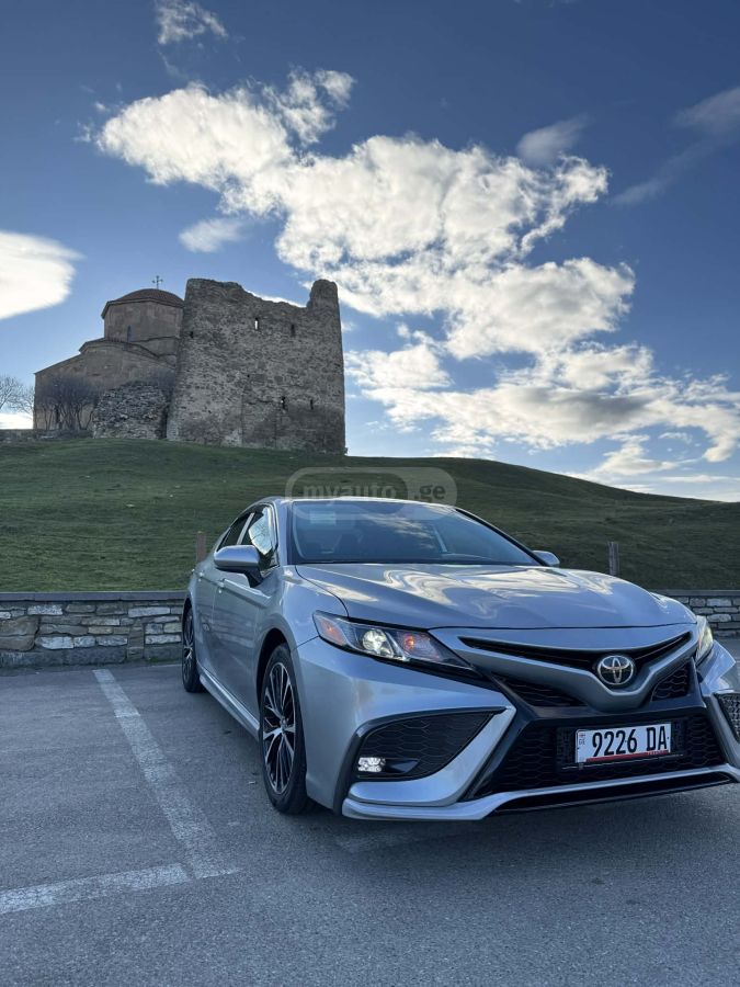 Toyota Camry 2018 — photo 2