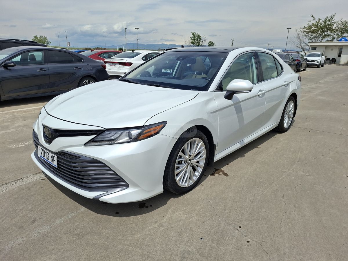 Toyota Camry 2019 — photo 2