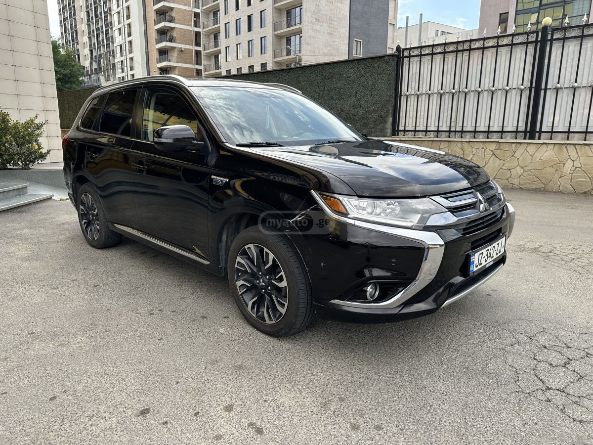 Mitsubishi Outlander 2017 — photo 2