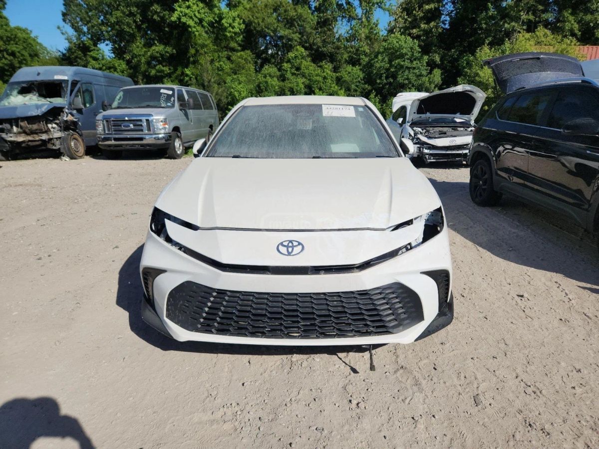 Toyota Camry 2025 — photo 2