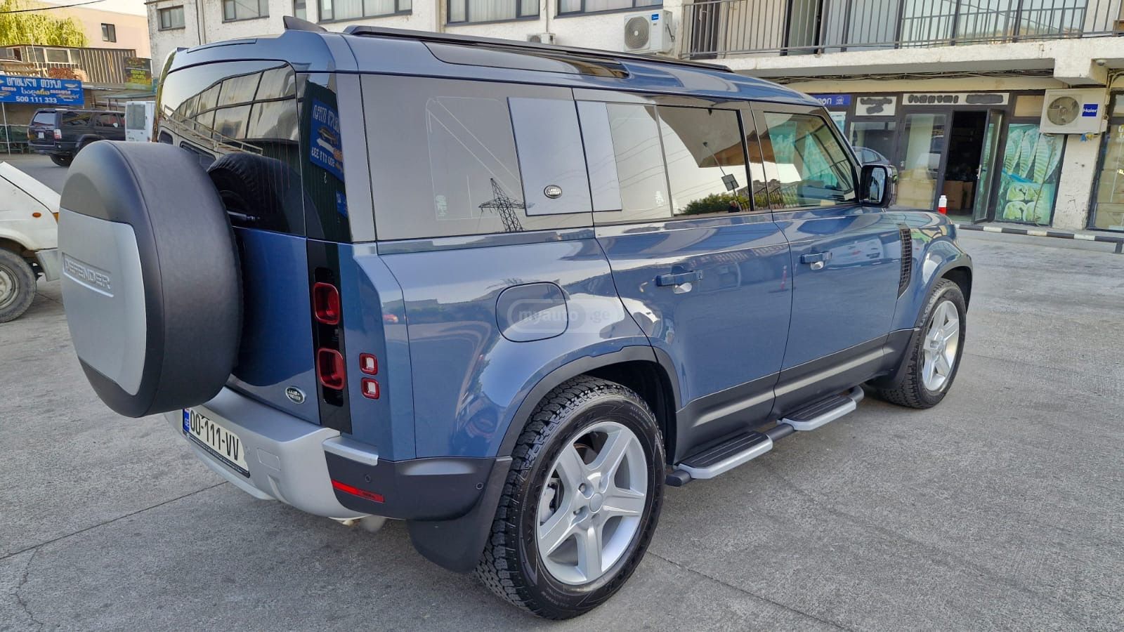 Land Rover Defender 110 2023 — photo 2