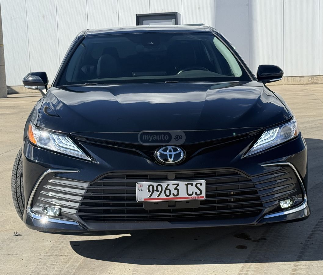 Toyota Camry 2021 — photo 2