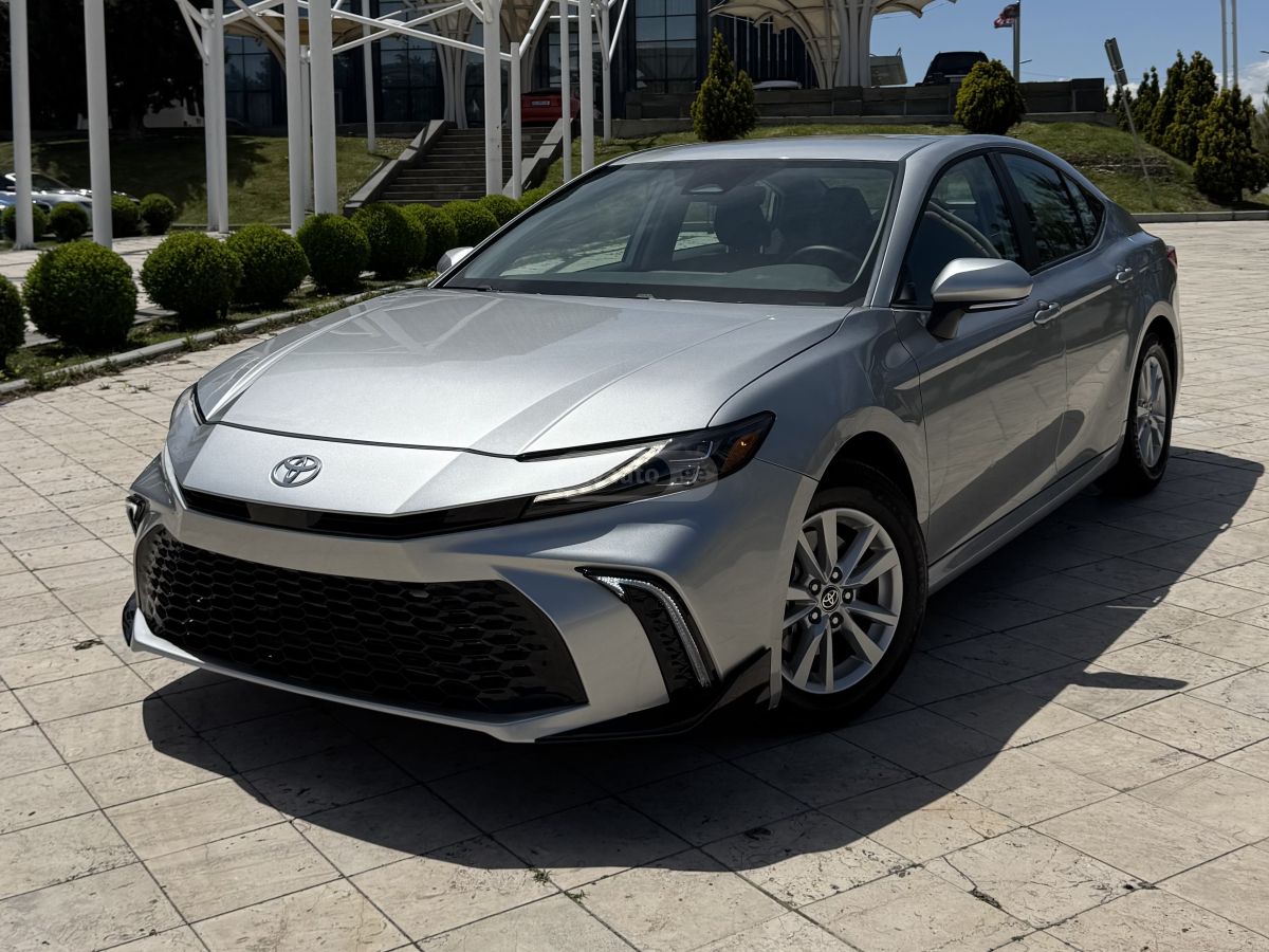 Toyota Camry 2025 — photo 2