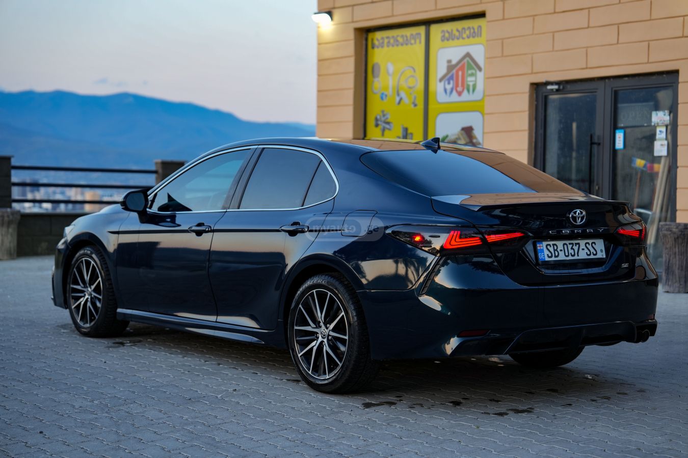 Toyota Camry 2021 — photo 2
