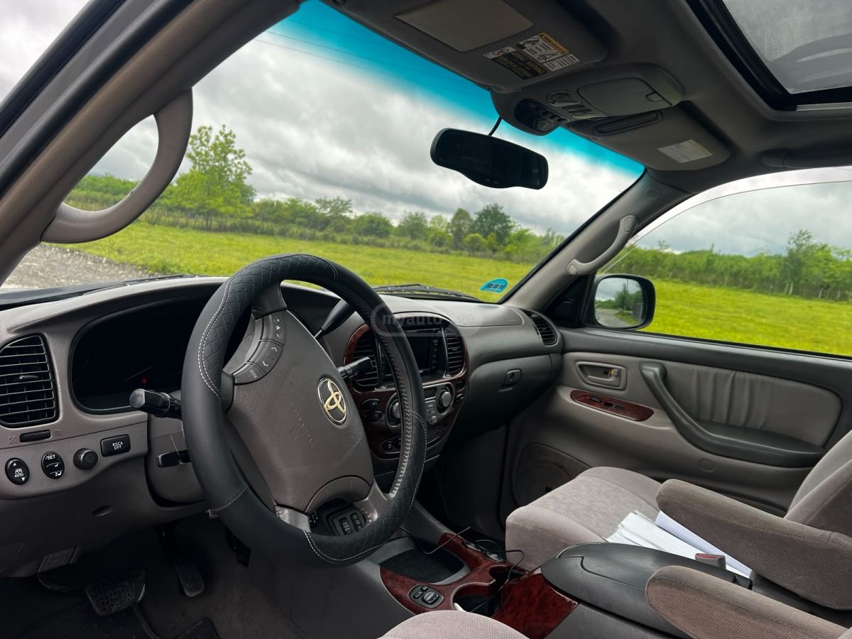 Toyota Sequoia 2005 — photo 2