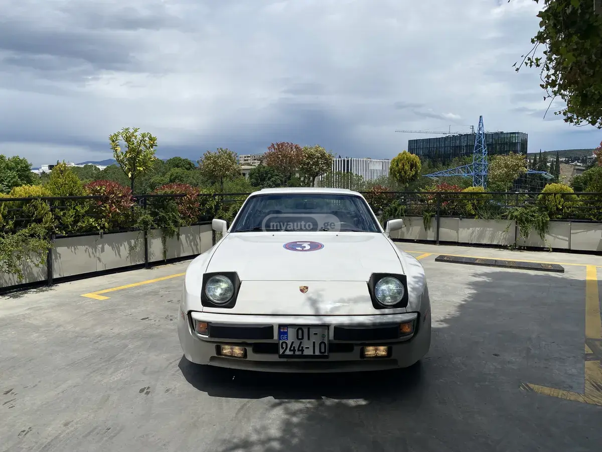 Porsche 944