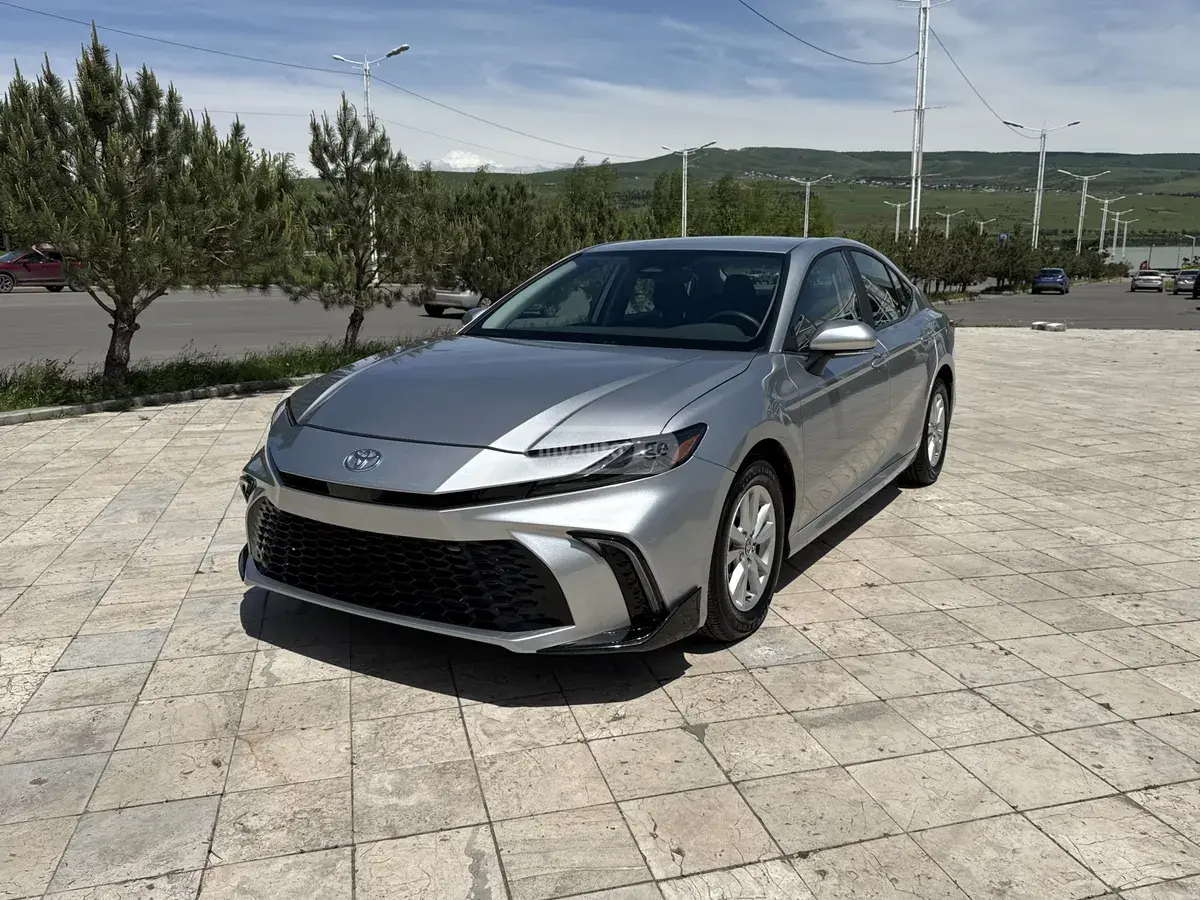Toyota Camry 2025 — photo 2