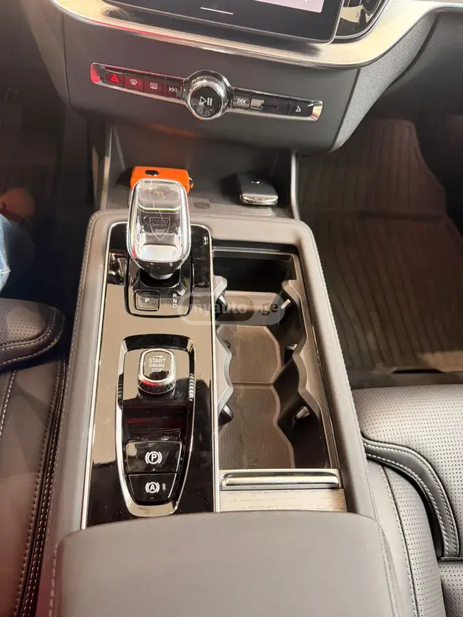 Volvo XC 90 2021 — photo 2