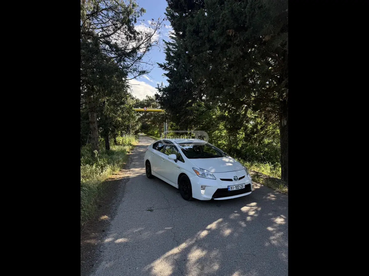 Toyota Prius 2015 — photo 2